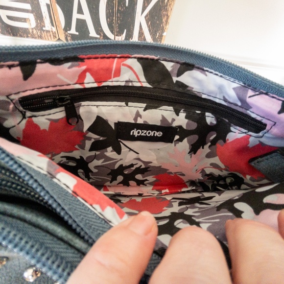 Ripzone Blue CrossBody Silver Studded Purse In EUC B001 - Picture 2 of 7